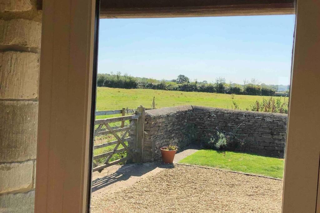 Secluded Romantic Cotswolds Barn - Sleeps 2 To 4 - Near Cirencester - Dog Friendly Villa Kemble Bagian luar foto